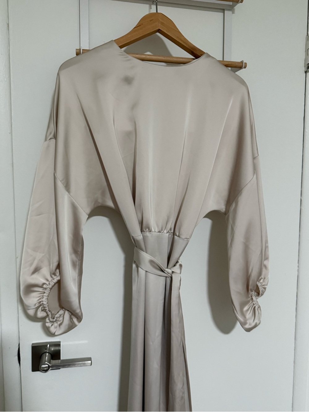 H&M Silky satin midi/maxi cream dress with balloon sleeves and waist tie - Picture 3 of 11